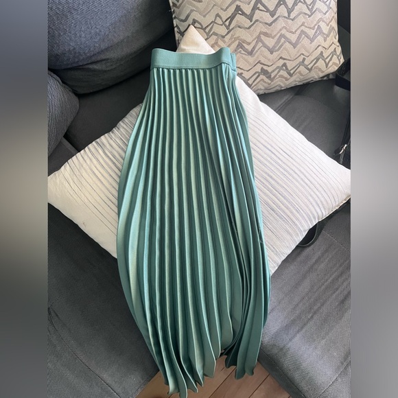 H&M Midi pleated skirt - size Medium - Picture 4 of 5